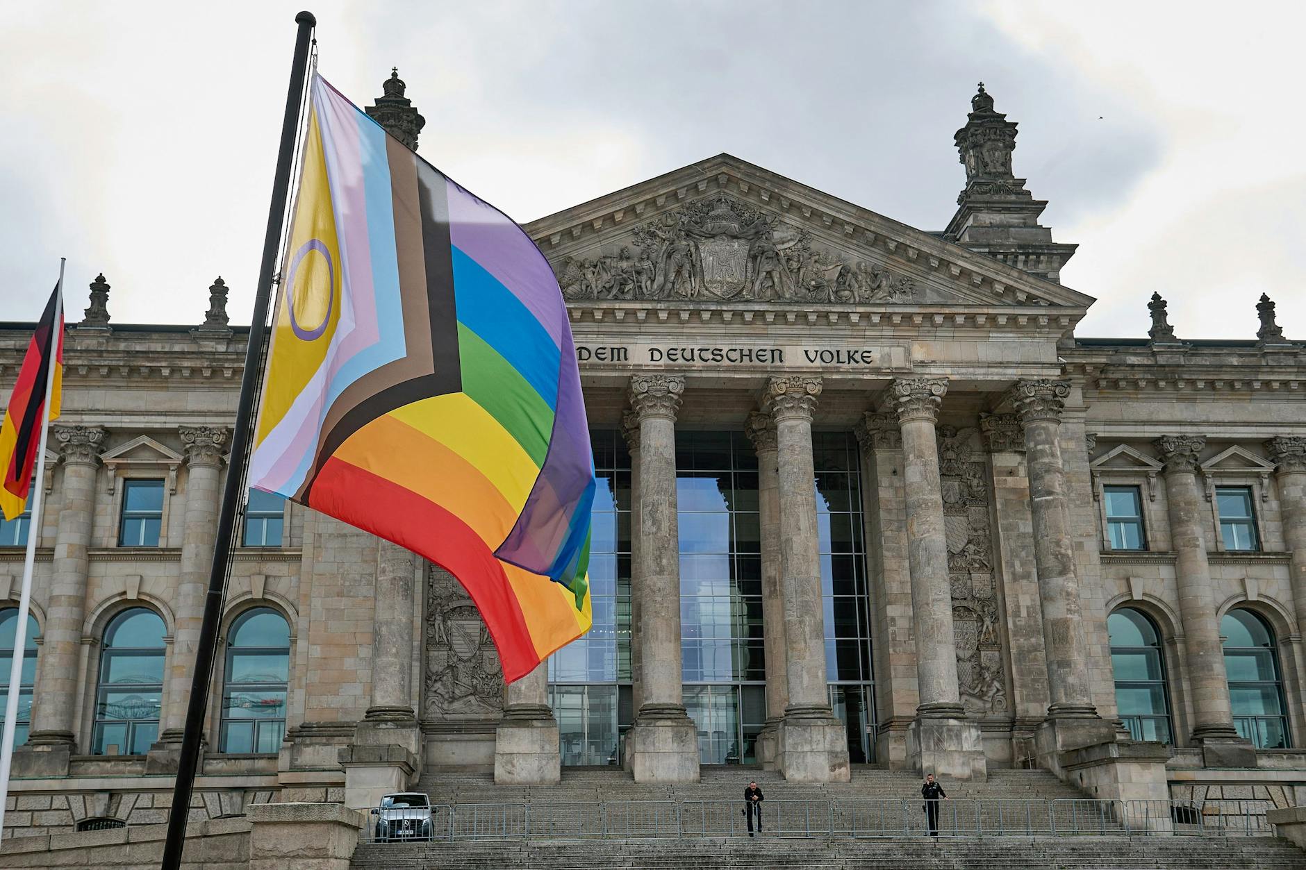 Auf dem Bundestag weht zum CSD in Berlin in diesem Jahr keine Regenbogenflagge.