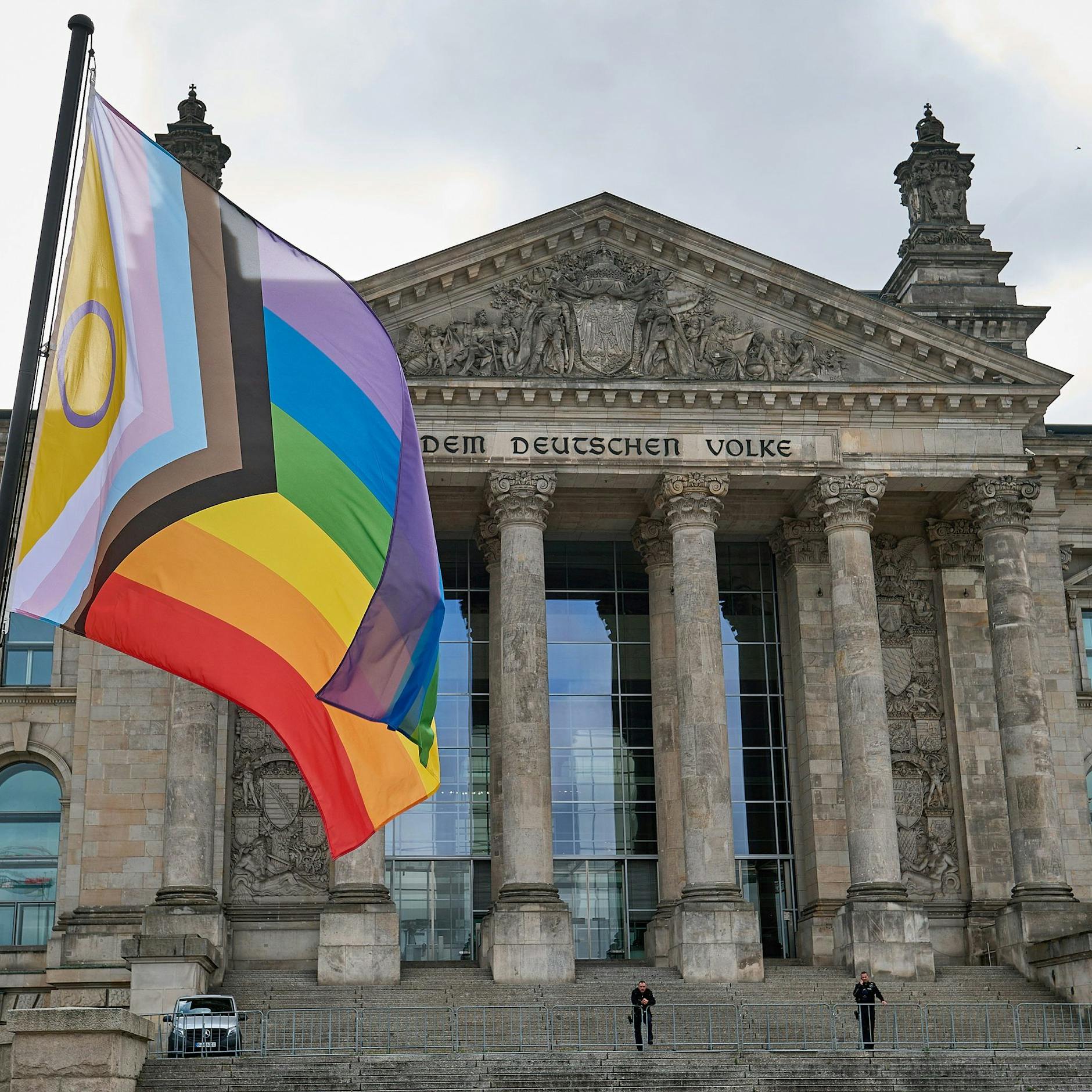Image - Regenbogenflagge im Bundestag: Abgeordnete müssen Fahnen entfernen, Bundestags-Polizei gerufen
