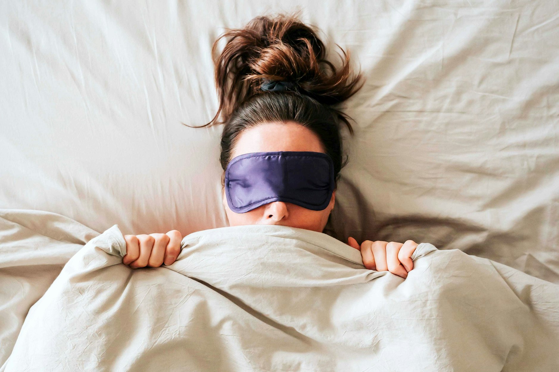 Im Bett mit Schlafmaske.(Symbolbild)