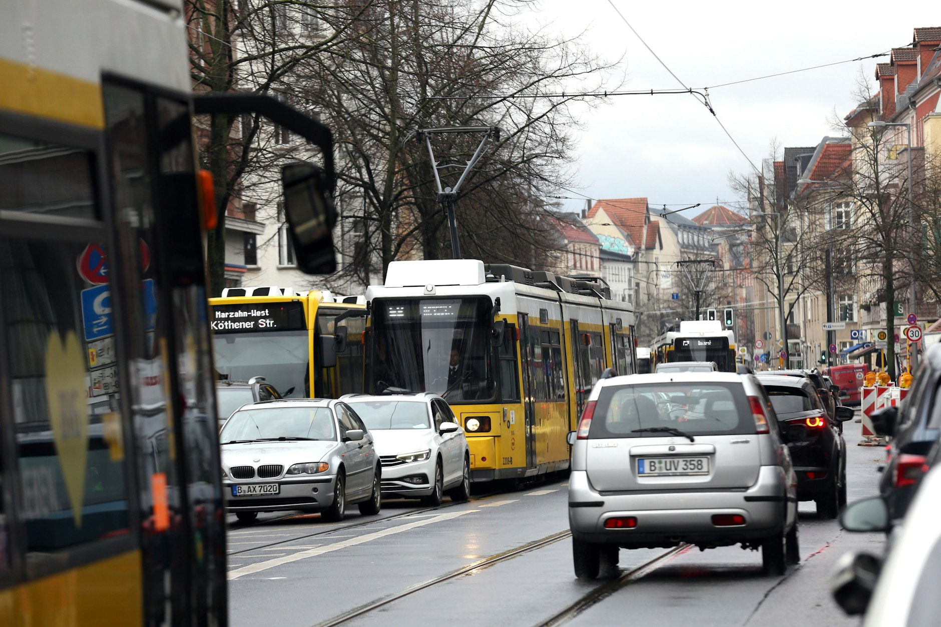 Verkehrschaos in der Köpenicker Bahnhofstraße, alle Verkehrsteilnehmer behindern sich gegenseitig.
