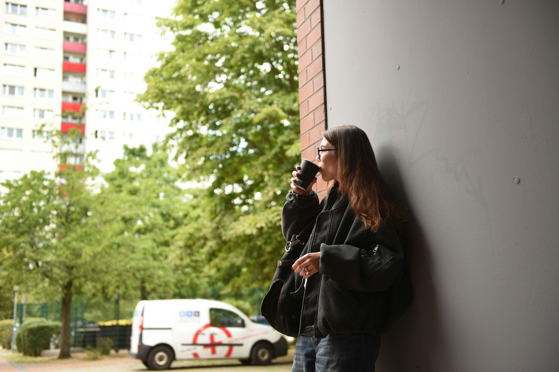 Mit einem Coffee to go in der Hand lehne ich an einer Hauswand in Marzahn – zwischen den großen Plattenbauten und kleinen Läden, fernab von den bekannten Touristenpfaden. Hier zeigt sich ein anderes Berlin.
