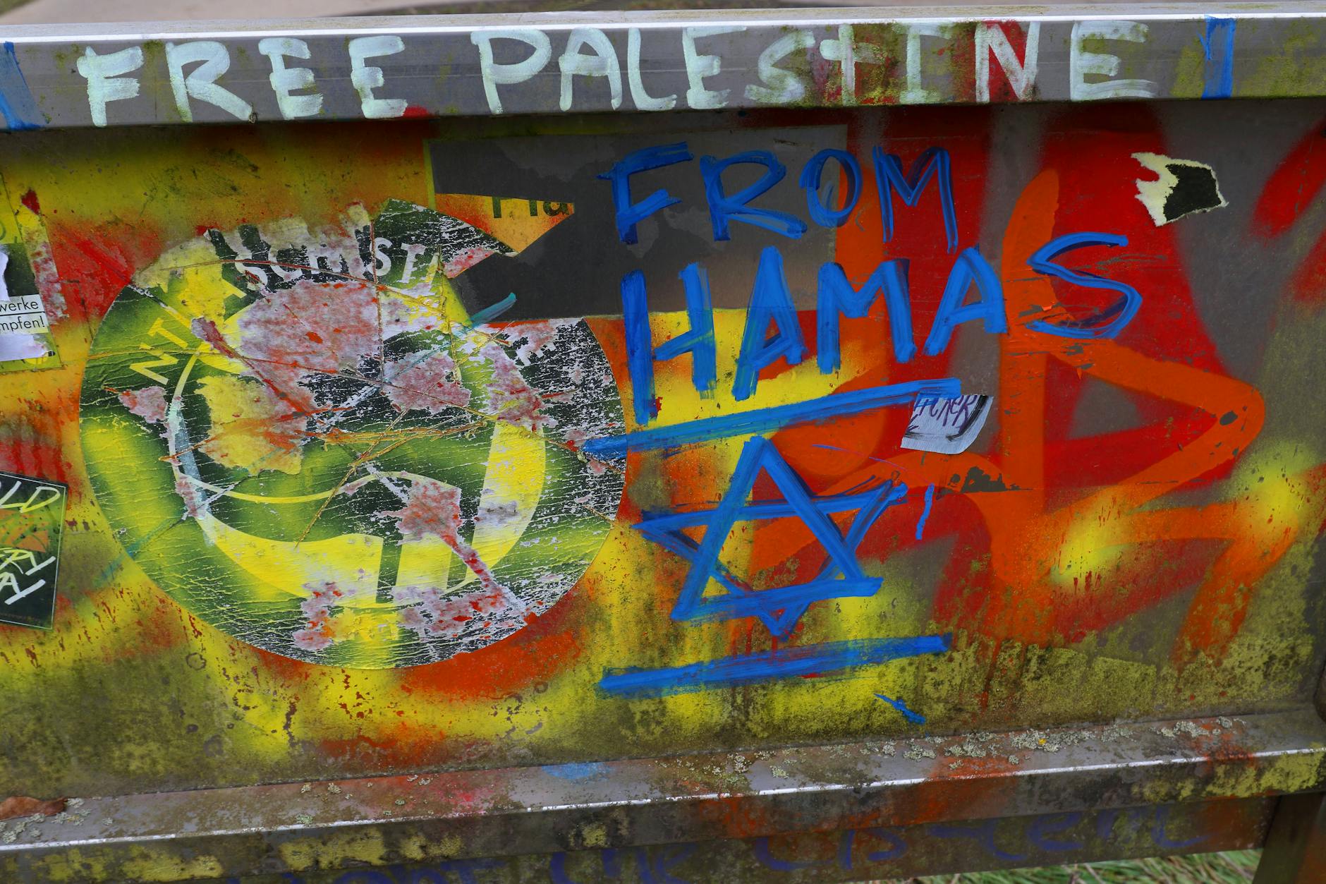 Der Konflikt zwischen der Hamas und Israel ist auch in der deutschen Hauptstadt sichtbar: Auf die Berliner Mauer wurde ein Davidstern geschmiert.