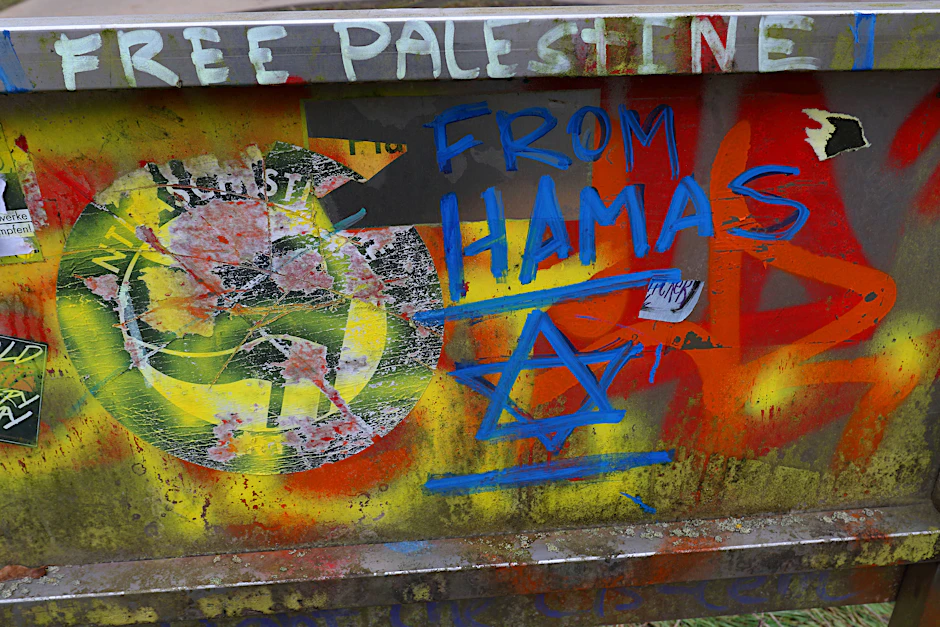 Der Konflikt zwischen der Hamas und Israel ist auch in der deutschen Hauptstadt sichtbar: Auf die Berliner Mauer wurde ein Davidstern geschmiert.