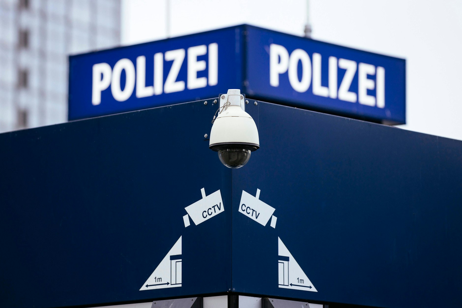 Videoüberwachung wie hier auf dem Alexanderplatz soll es in Berlin bald an vielen kriminellen Hotspots geben.