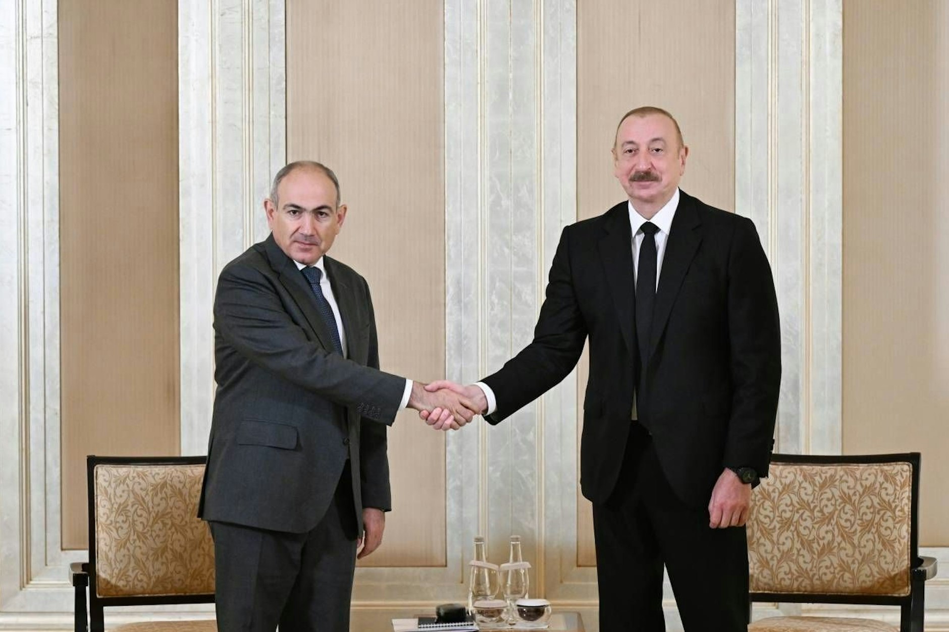 Der armenische Premierminister Nikol Paschinjan und der aserbaidschanische Präsident Ilham Alijew bei einem Treffen in Abu Dhabi, Vereinigte Arabische Emirate