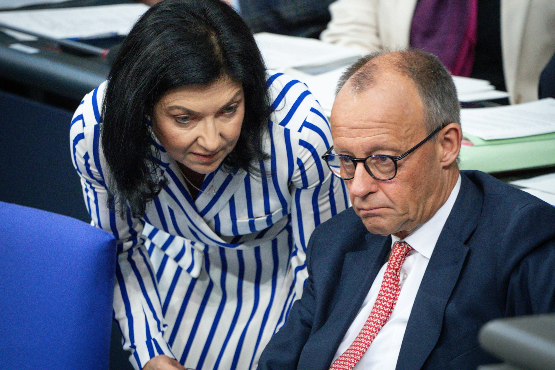 Bundeskanzler Friedrich Merz im Gespraech mit Wirtschaftsministerin Katherina Reiche am 9. Juli 2025 im Deutschen Bundestag in Berlin (Symbolbild).