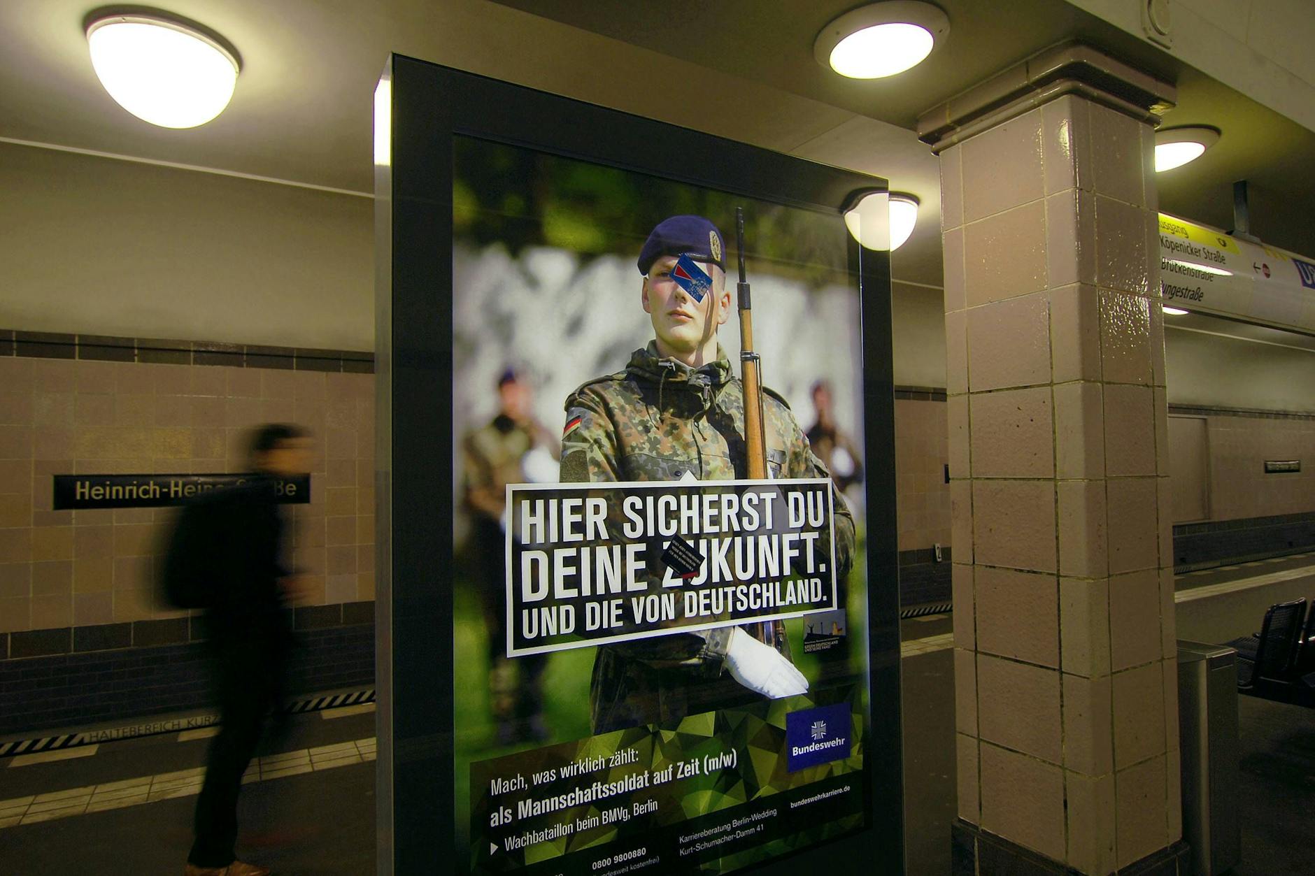 Ein Werbeplakat der Bundeswehr ziert den U-Bahnhof Heinrich-Heine-Straße in Berlin.