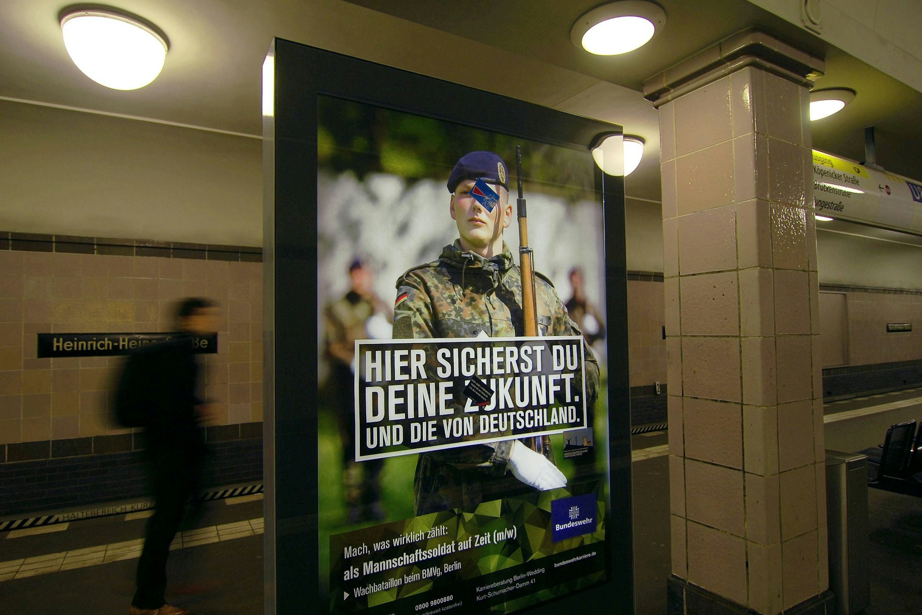 Ein Werbeplakat der Bundeswehr ziert den U-Bahnhof Heinrich-Heine-Straße in Berlin.