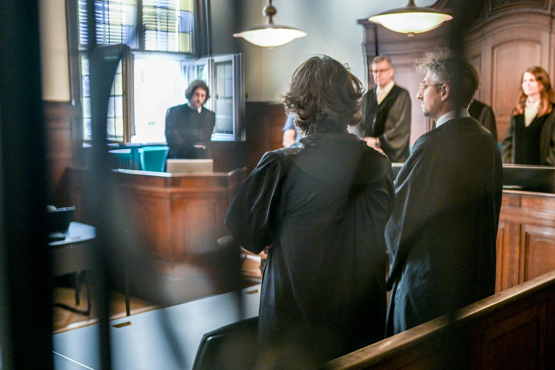 Bedrrückender Blick in den Verhandlungssaal: Der Angeklagte (38), der eine junge Frau betäubt und vergewaltigt haben soll, war vor dem Berliner Landgericht nicht anwesend.