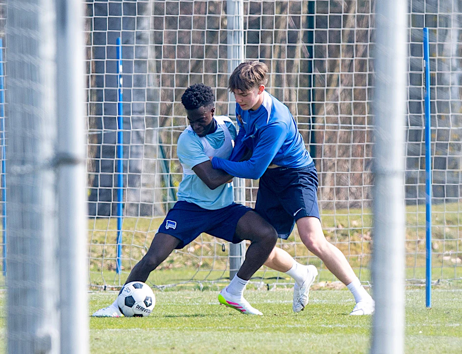 Die beiden Youngster Bobo Lum und Kennet Eichhorn liefern sich bei Hertha BSC ein hartes Duell.