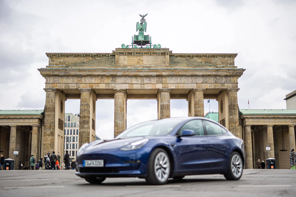 Hitler-Vergleiche im Tesla: KI von Elon Musk fährt bald durch Berlin