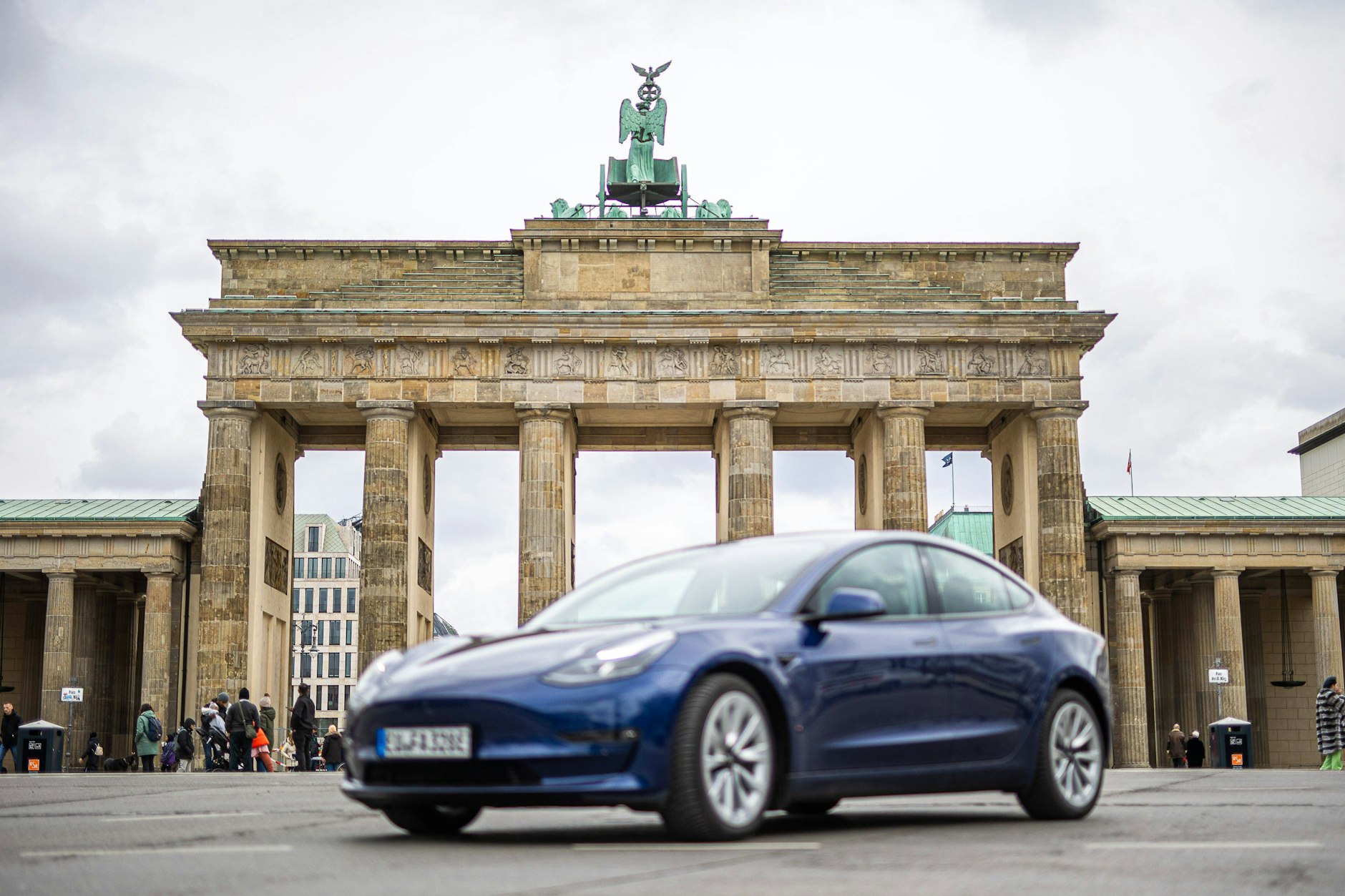Auch in Berlin sollen alle Tesla-Fahrzeuge schon bald mit der KI von Elon Musk ausgestattet werden – auch wenn Grok antisemitische Hetze verbreitet.