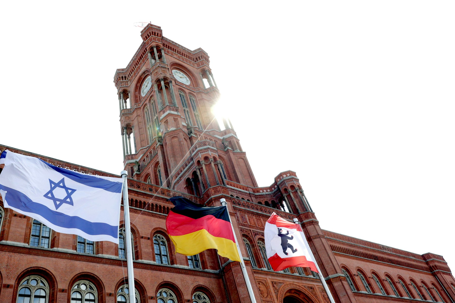 Die israelische, die deutsche und die Berliner Flagge vor dem Roten Rathaus. In dem Bildausschnitt nicht zu sehen: die Europaflagge, drei Ukraine-Flaggen und eine Regenbogenflagge.
