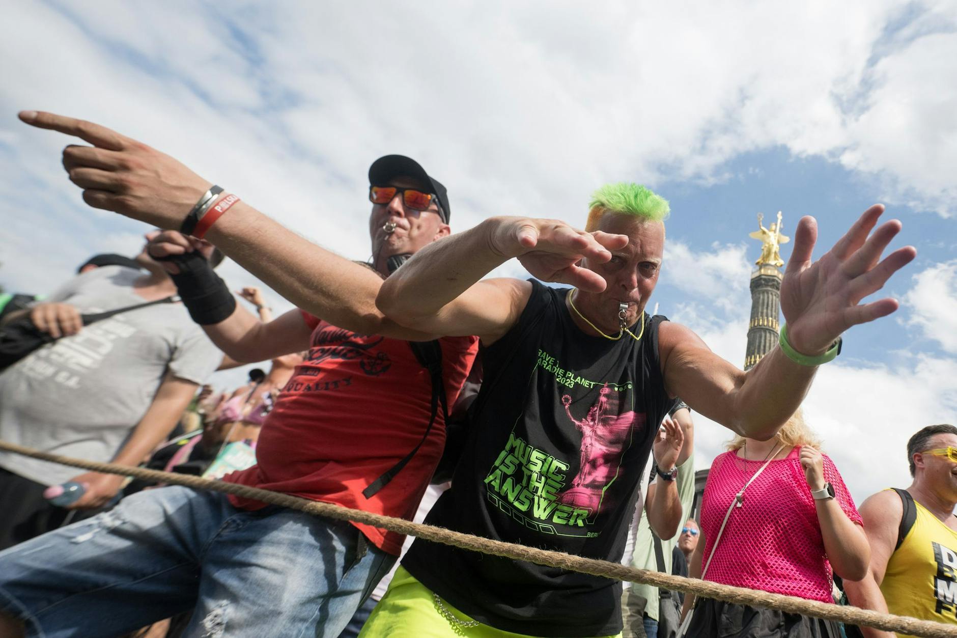 Menschen tanzen vor der Siegessäule während der Technoparade Rave the Planet, die dieses Jahr unter dem Motto „love is stronger“ stattfindet.