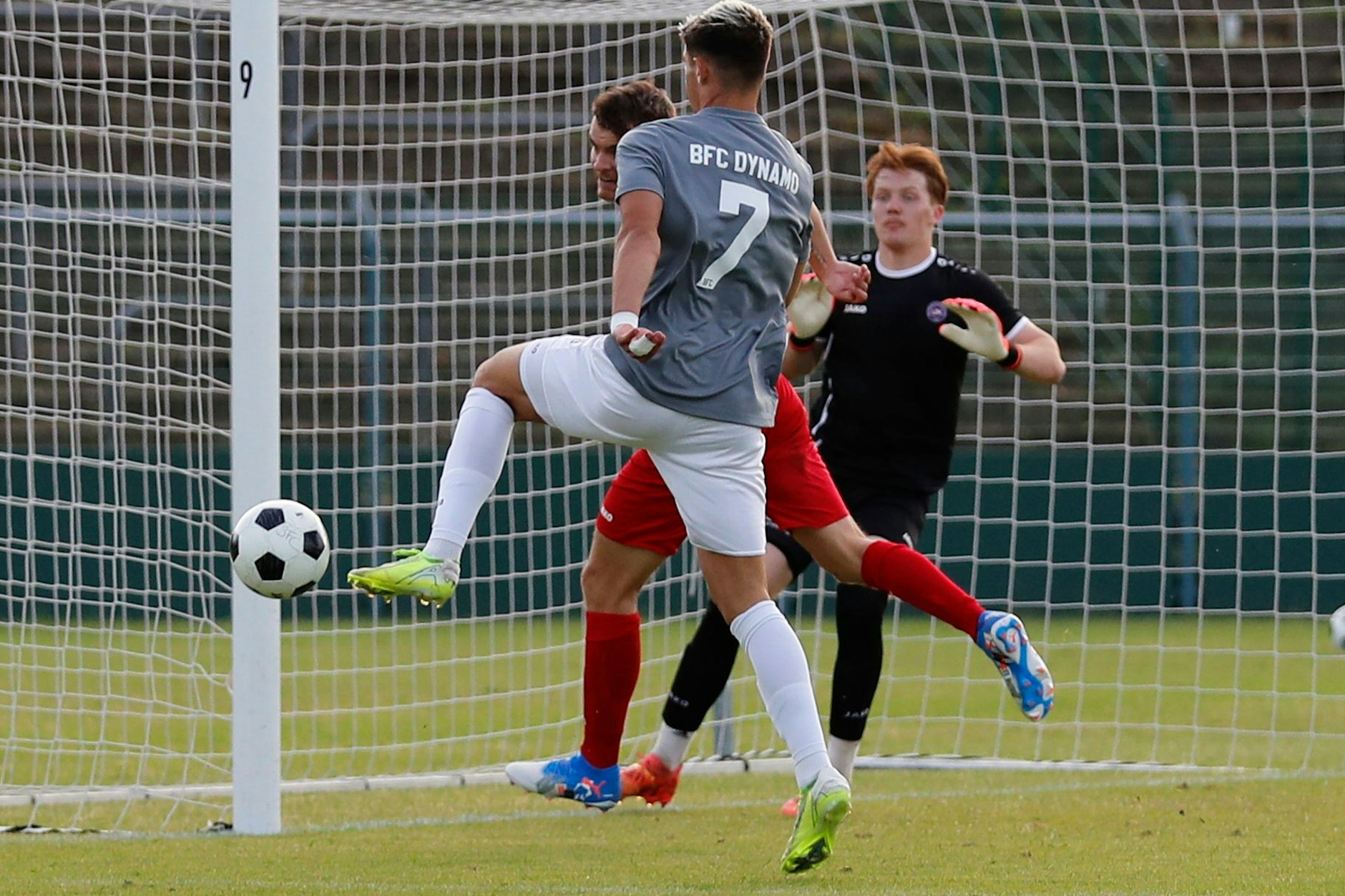Es ist wie verhext: Auch diesen Ball kriegt Valdemar Sadrifar nicht im Tor von Union Klosterfelde unter.