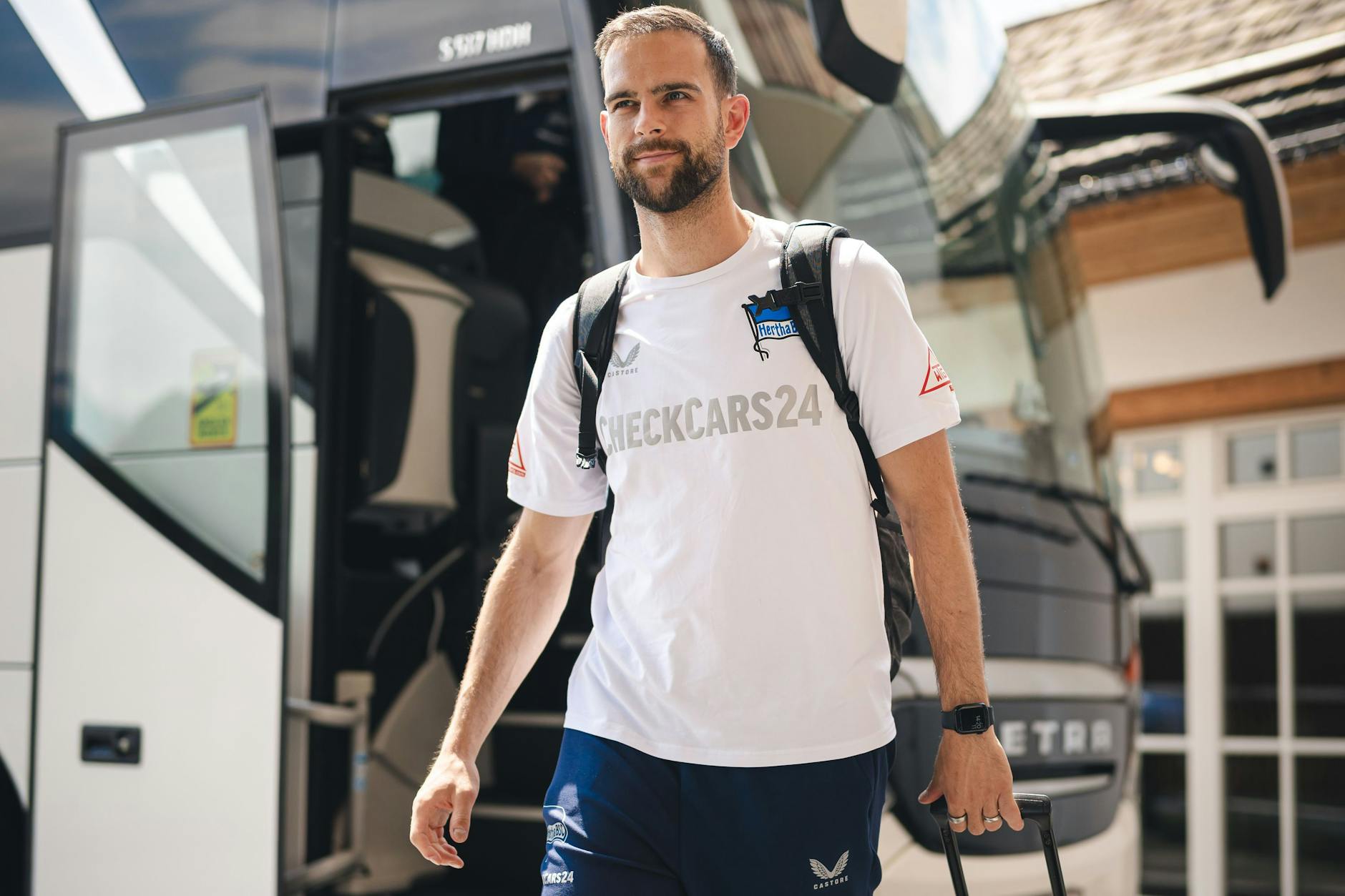 Ankunft am Luxus-Hotel! Herthas Ersatzkeeper Marius Gersbeck fuhr nach seiner Schulter-OP im Mai mit ins Trainingslager nach Kitzbühel.