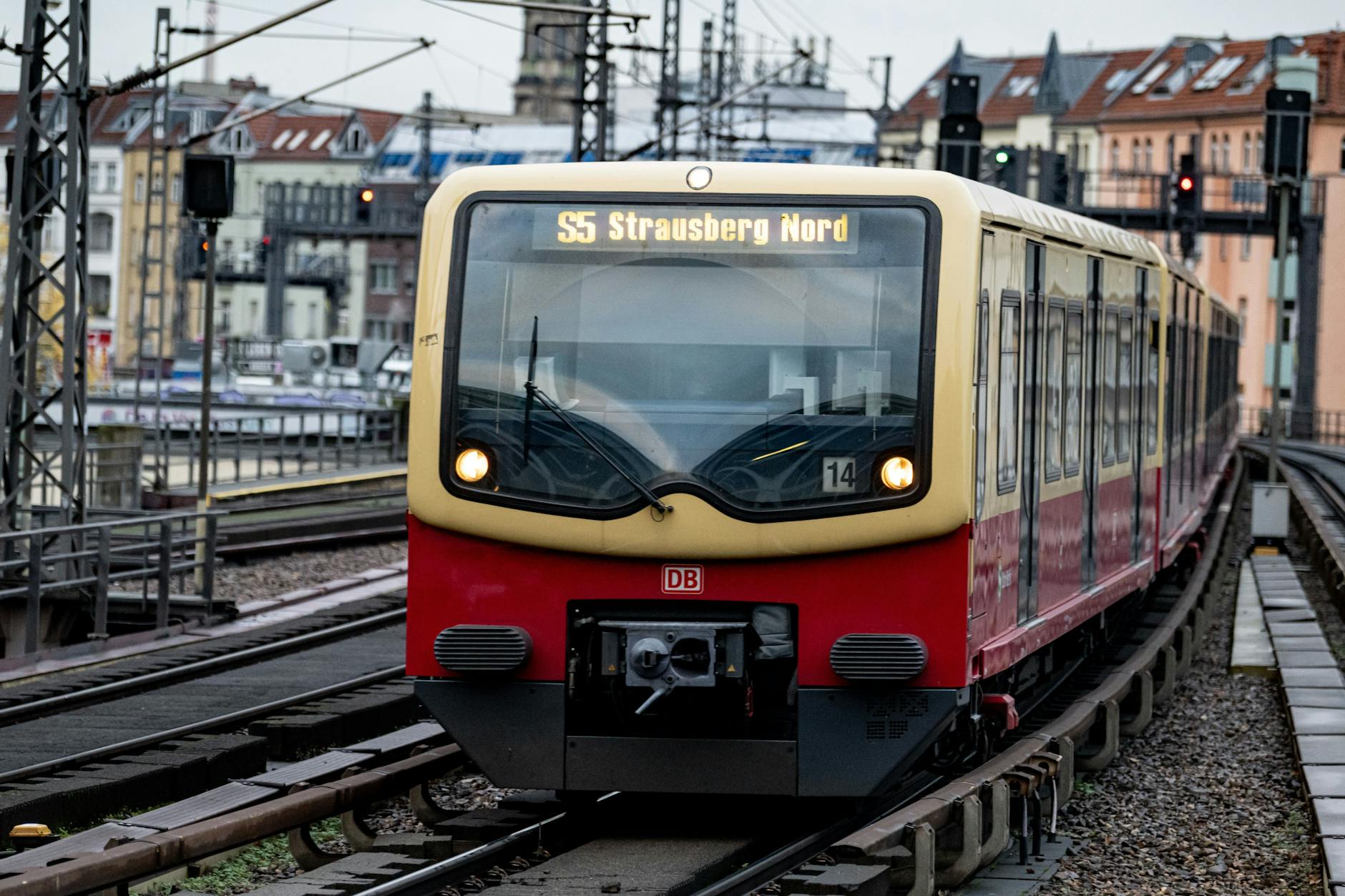 Wegen einer Signalstörung: Die S-Bahnlinie S5 fährt zurzeit nur zwischen Strausberg Nord/Hoppegarten und Ostbahnhof.