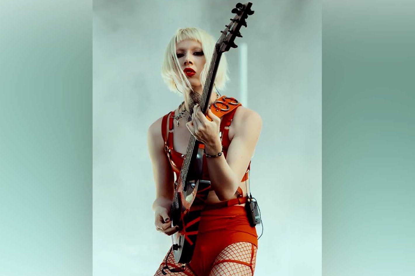 Liebt ihre elektrischen Gitarren: Dani Sophia, seit 2025 Bandmitglied bei Till Lindemann.