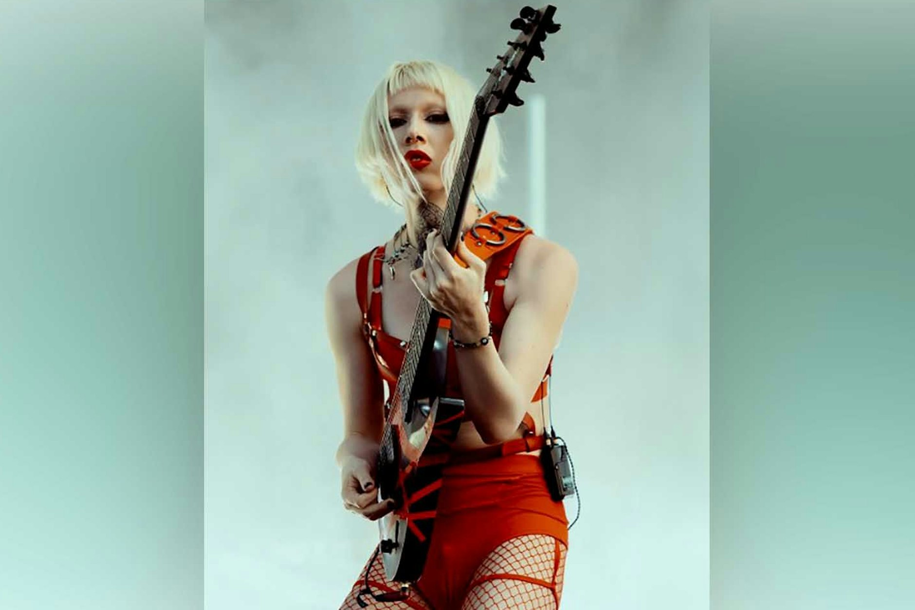 Liebt ihre elektrischen Gitarren: Dani Sophia, seit 2025 Bandmitglied bei Till Lindemann.