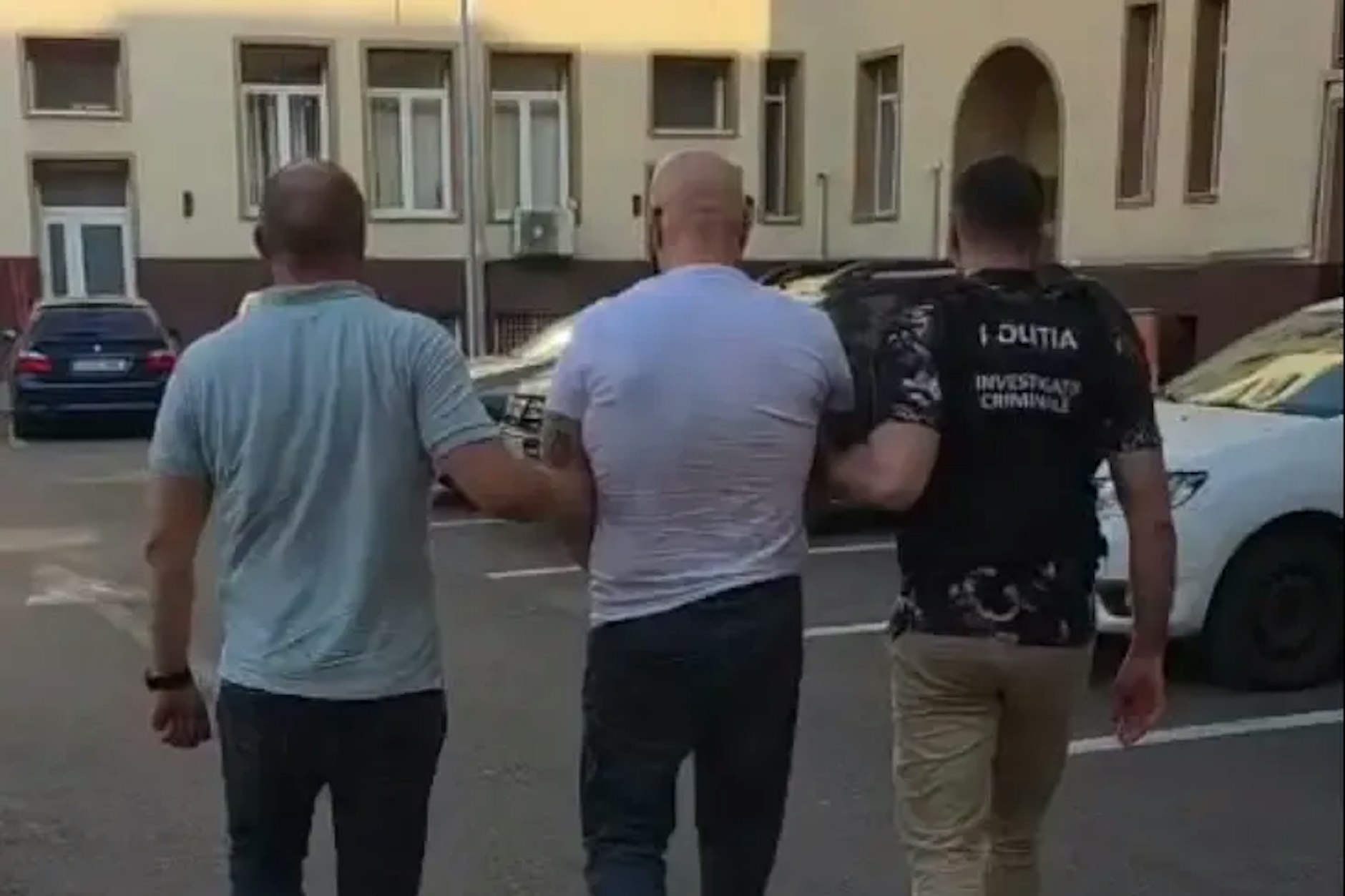 Hier wird der Tatverdächtige in Rumänien von Polizisten festgenommen, wie das Europol-Foto zeigt.