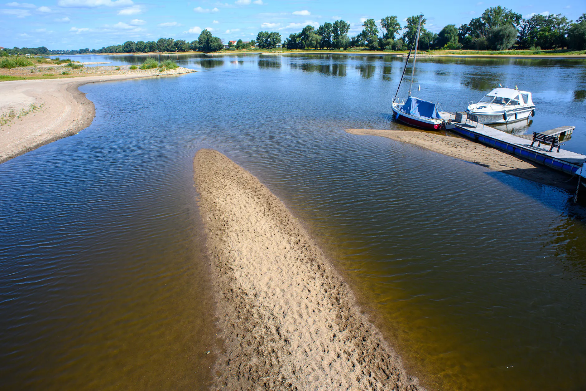 Die Pegelstände der Elbe sind zu oft zu niedrig, um Güterverkehr auf dem Fluss fahren zu lassen.