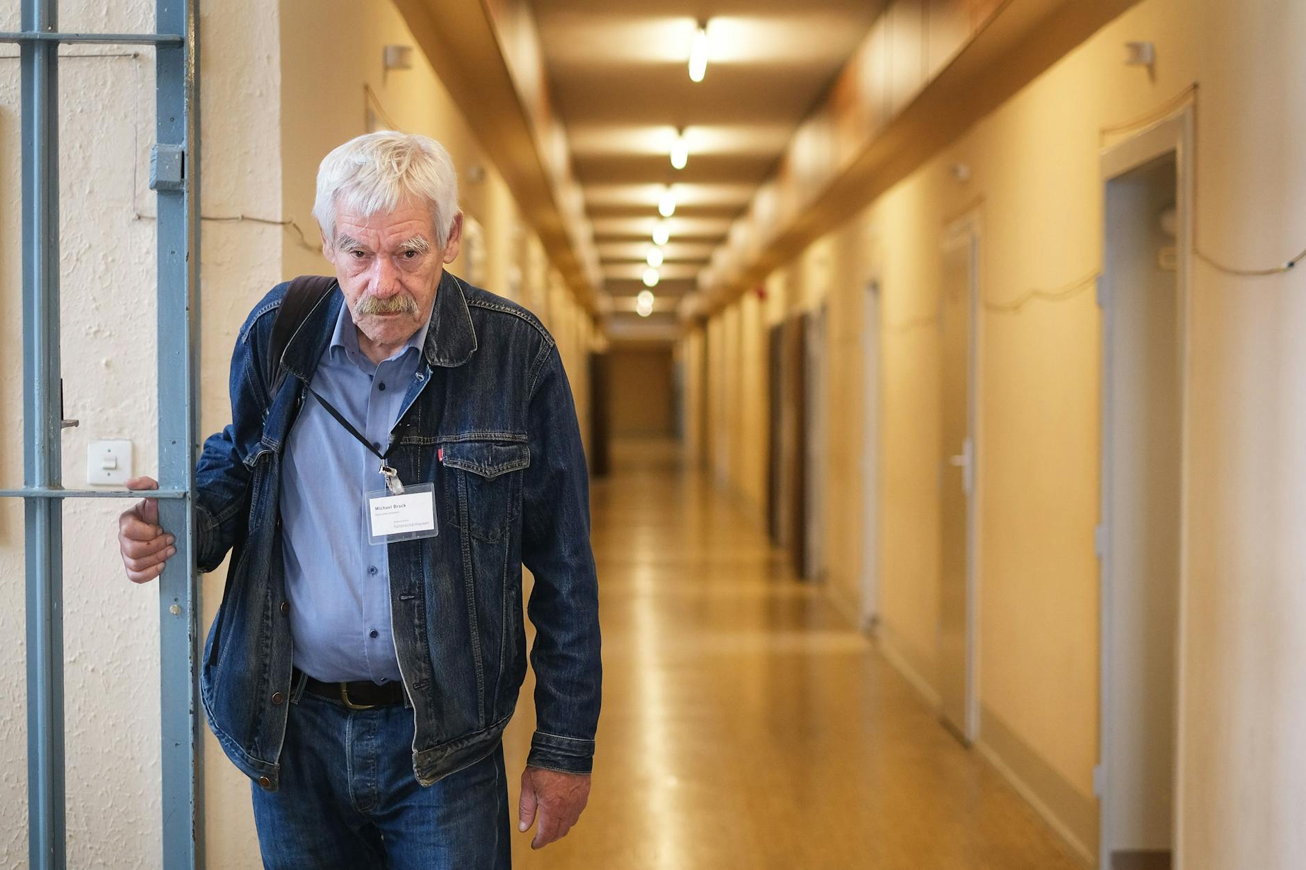 Zeitzeuge Michael Brack, 76, im früheren Stasi-Untersuchungsgefängnis Hohenschönhausen. Als junger Mann saß er selbst dort in einer Zelle ein.