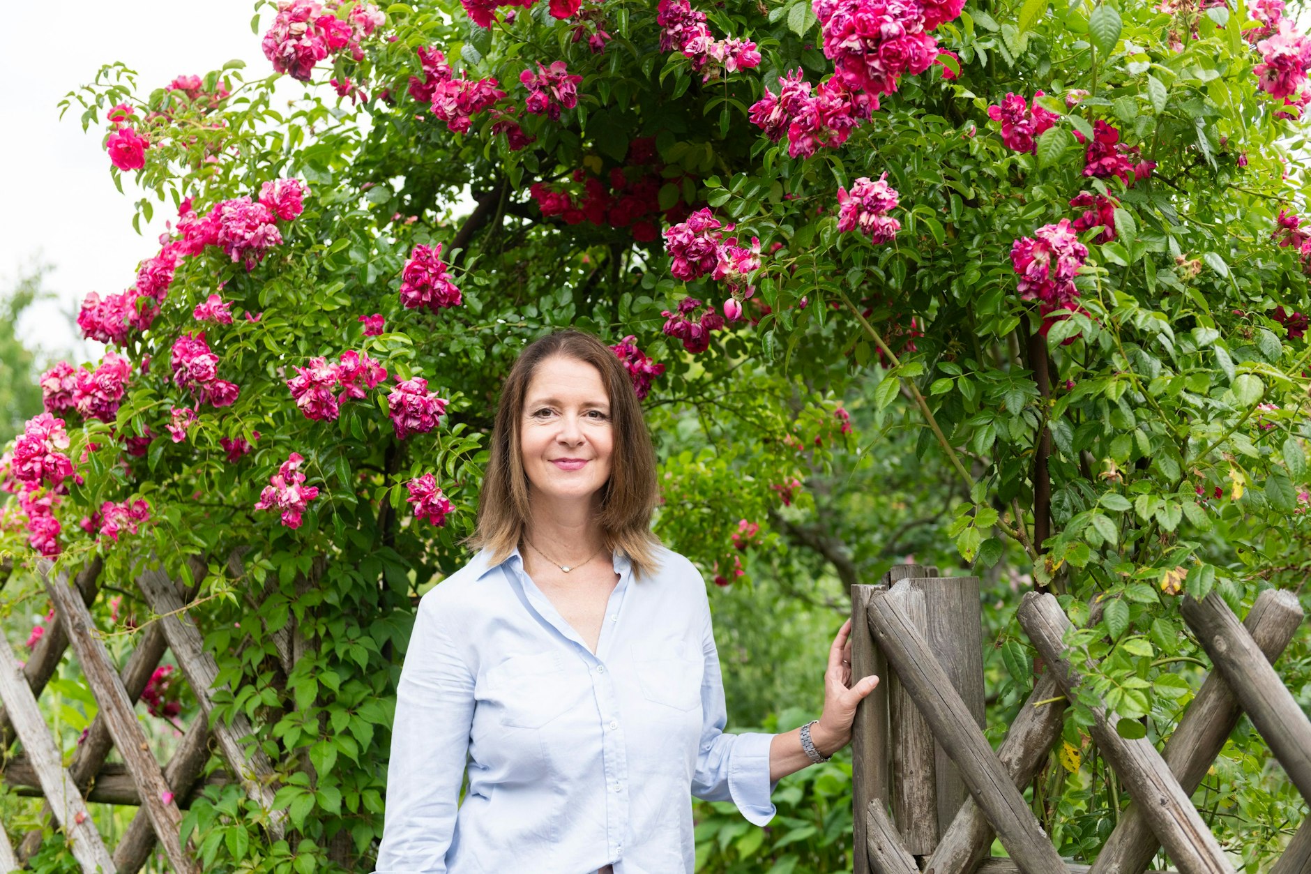 Ein blühendes Paradies: Gartenbloggerin Xenia Rabe-Lehmann am Eingang zu ihrer Parzelle in der Kolonie Oeynhausen in Wilmersdorf