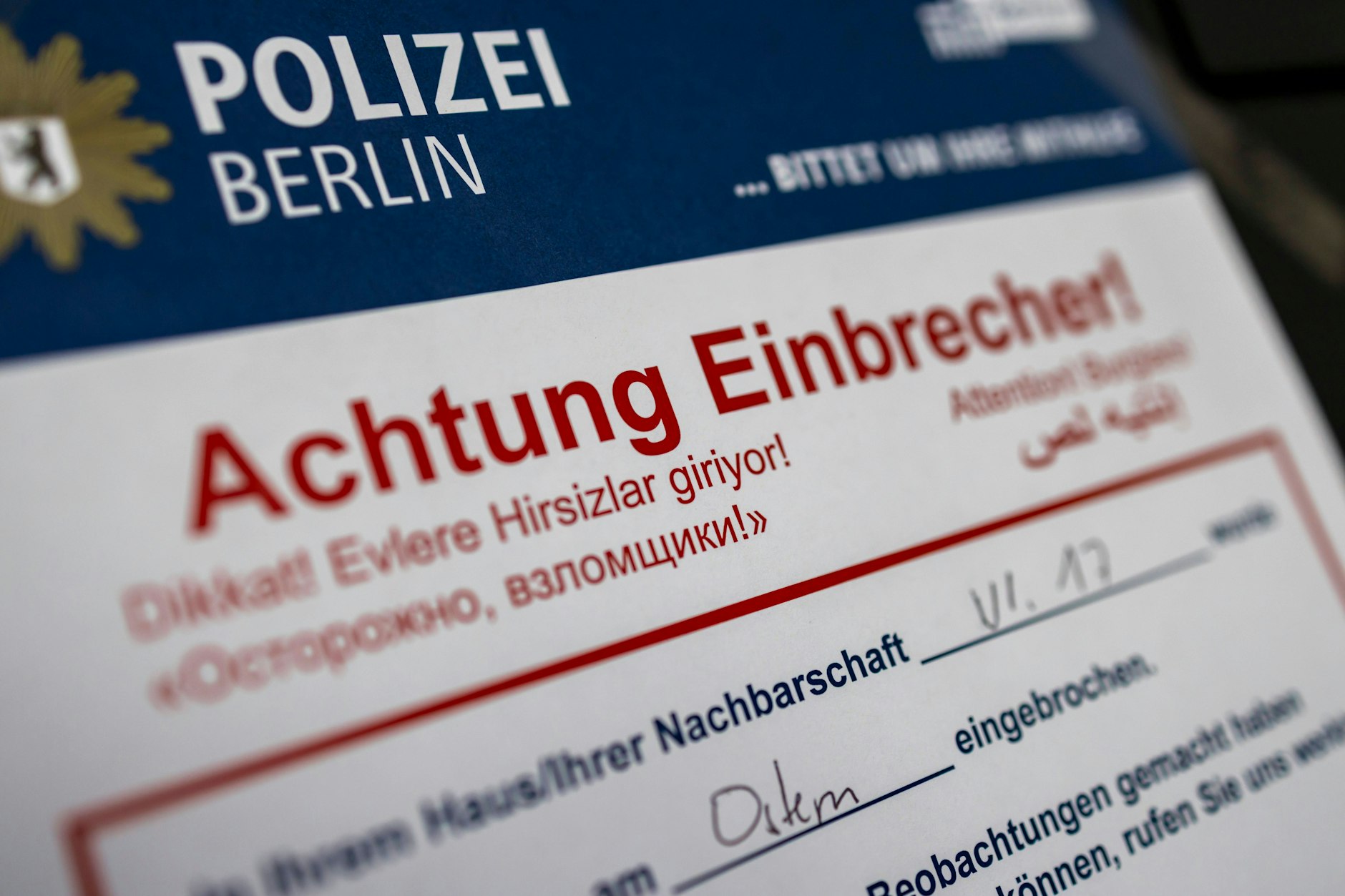 Mit einem Zettel an der Hauseingangstür warnt die Berliner Polizei nach einer Tat vor Einbrechern in der Nachbarschaft und bittet um die Hilfe von möglichen Zeugen.