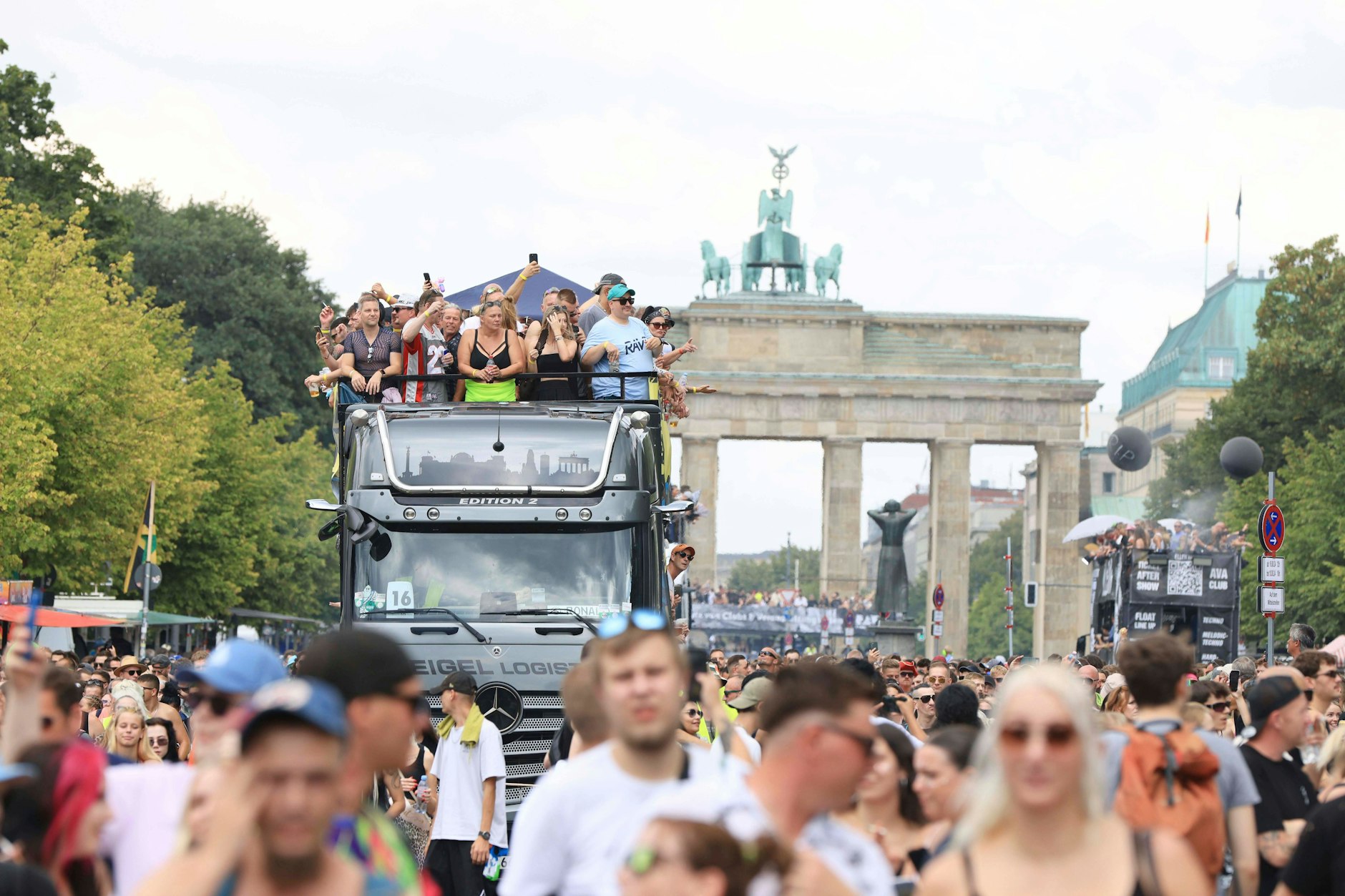 Im vergangenen Jahr feierten Hunderttausende an einem warmen Augustwochenende auf der Straße des 17. Juni. Dieses Jahr spielt das Wetter beim „Rave the Planet“ nicht wirklich mit.