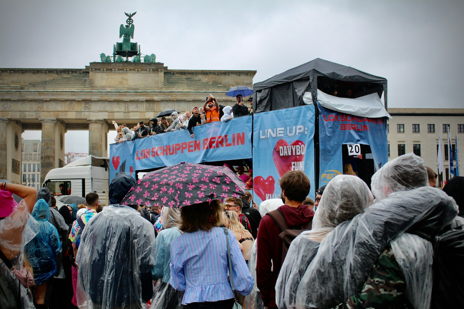 Berlin wird erneut zum Anziehungspunkt für die Techno-Szene. Tausende Menschen feiern bei einer Party-Demo, die an die frühere Loveparade erinnert.