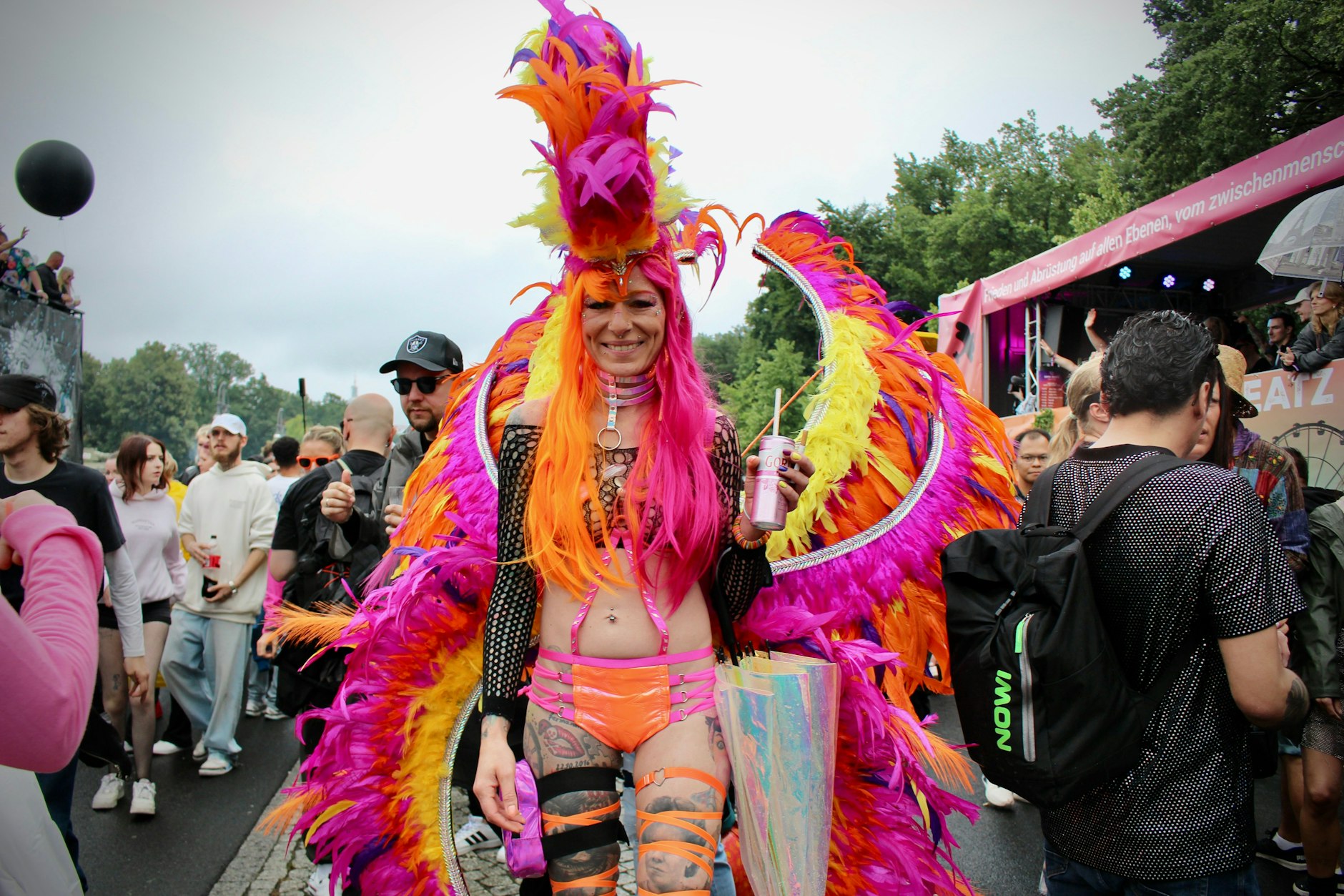 Berlin tanzt, mit Poncho, Glitzer und guter Laune.