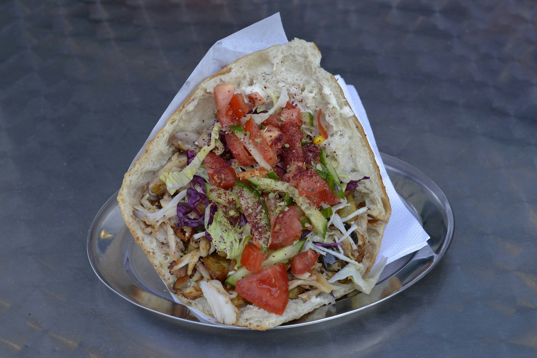 Einen Döner kann man auch ganz einfach zu Hause zubereiten. Egal ob mit Huhn, Kalbsfleisch oder Lamm.