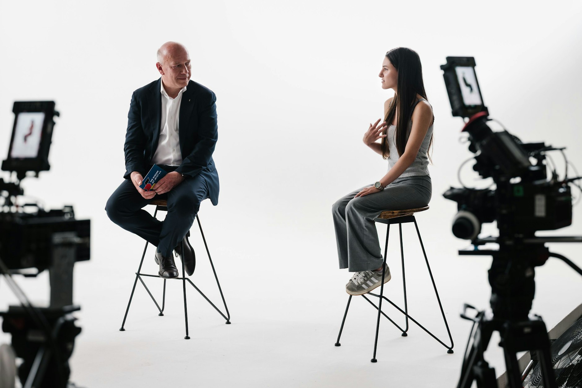 Kai Wegner spricht mit drei Berliner Schülern über Heimat, Ausgrenzung und die Verantwortung, der sich Politik stellen muss, wenn junge Menschen das Vertrauen in Sicherheit und Zusammenhalt verlieren.