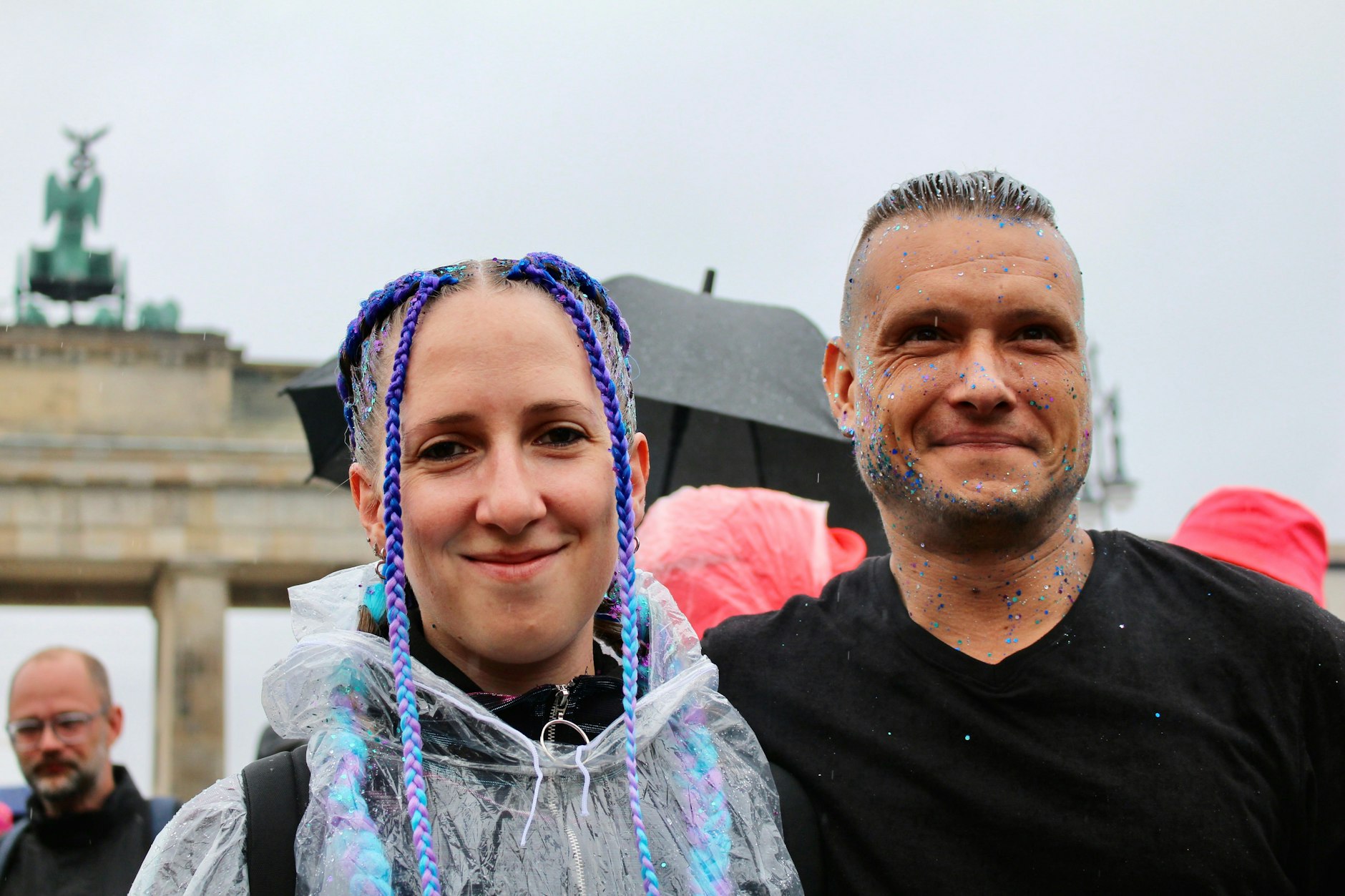 René und Julia aus Bayern stört der Regen nicht – sie tanzen sich warm.