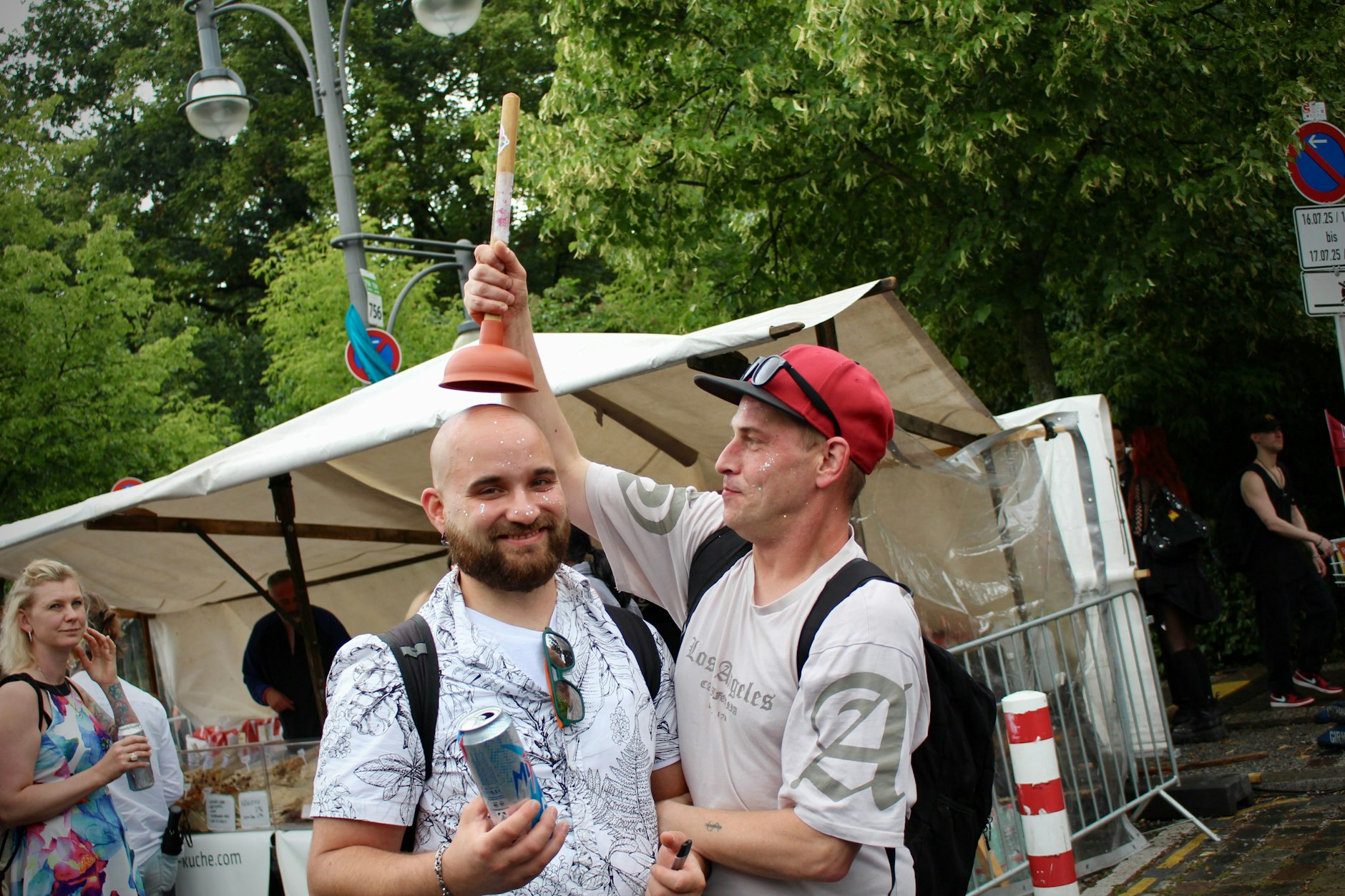 Chris und Jerry aus Berlin. Seit sieben Jahren bringt Chris übrigens denselben Abflussreiniger mit zur Parade, einst ein Gag beim Junggesellenabschied, heute fester Teil des Outfits.