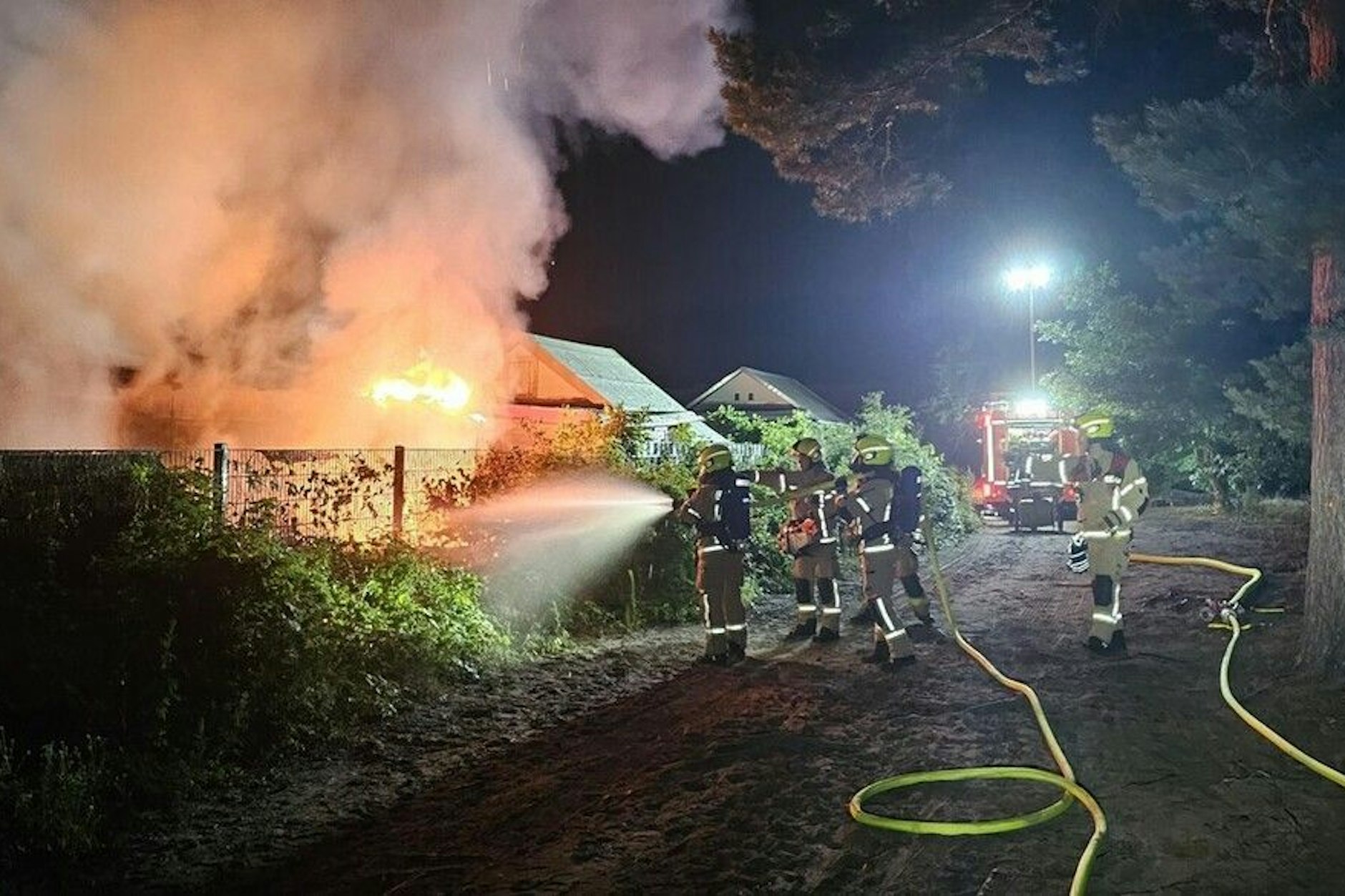 Lichterloh in Flammen: Eine Gartenlaube in einer Kleingartenanlage in Grunewald brannte in der Nacht komplett aus – die Feuerwehr kämpfte sich mühsam zur Brandstelle vor.