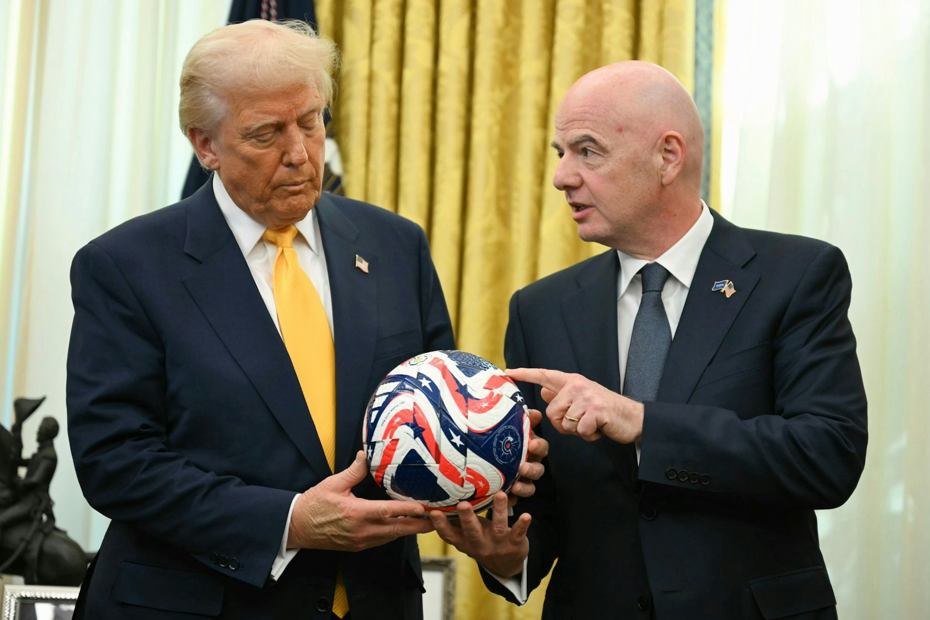 Fifa-Präsident Gianni Infantino (r.) überreicht US-Präsident Donald Trump den neuen offiziellen Ball der Fifa Klub-Weltmeisterschaft im Oval Office des Weißen Hauses.