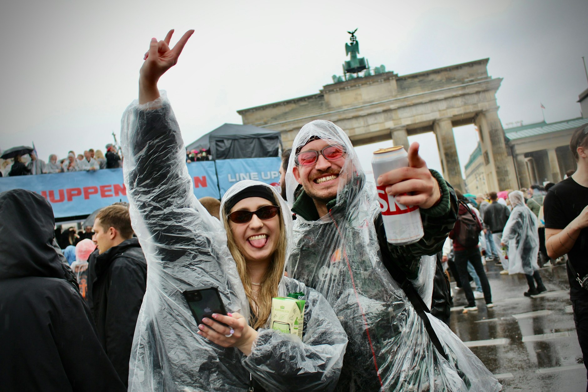 Amy & Chris aus Erfurt lassen sich vom Regen nicht stoppen:„Sehe ich aus, als wär ich aus Zucker?!“ fragt Amy und lacht.