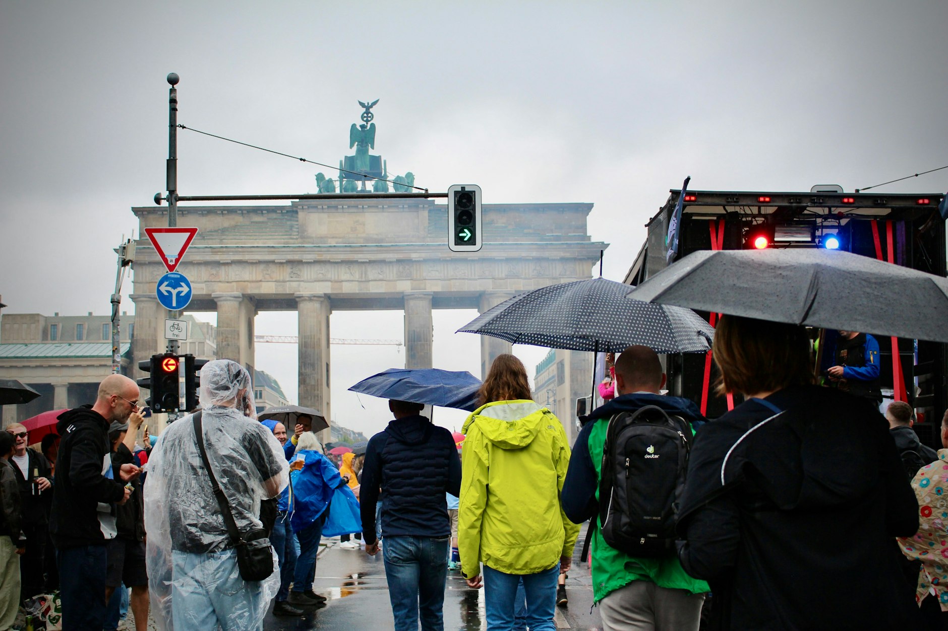 35 Wagen - sogenannte Floats - sollten laut Veranstalter um die Siegessäule herum und dann zurück zum Wahrzeichen am Pariser Platz fahren.