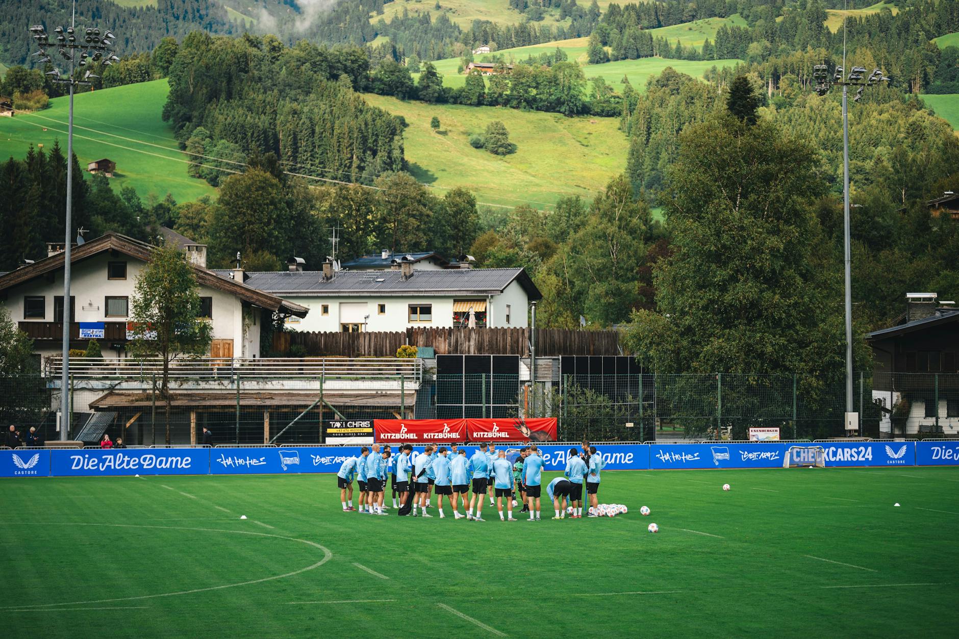 Die Spieler von Hertha BSC stehen im Trainingslager in Kitzbühel im Teamkreis.