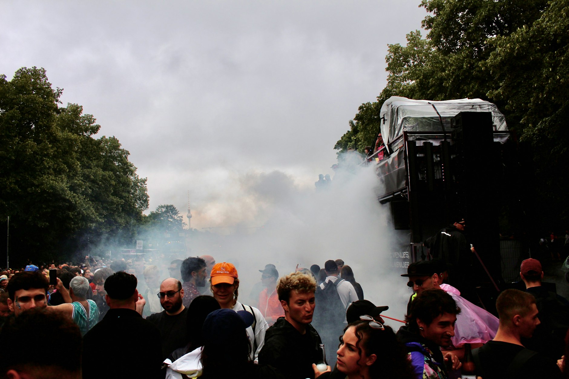 Die Polizei begleitet die Parade nach eigenen Angaben mit etwa 1.000 Beamtinnen und Beamten.