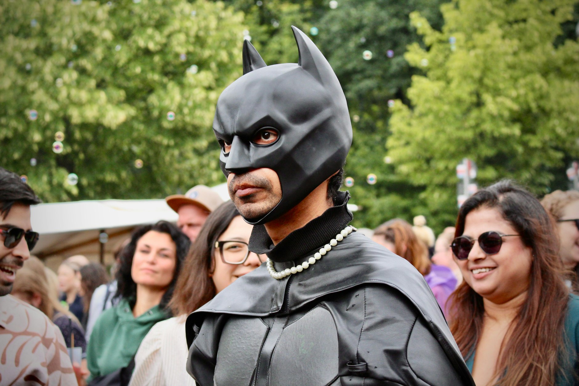 Viele spannende Outfits. Von klassischen Rave-Looks bis hin zu fantasievollen Eigenkreationen.