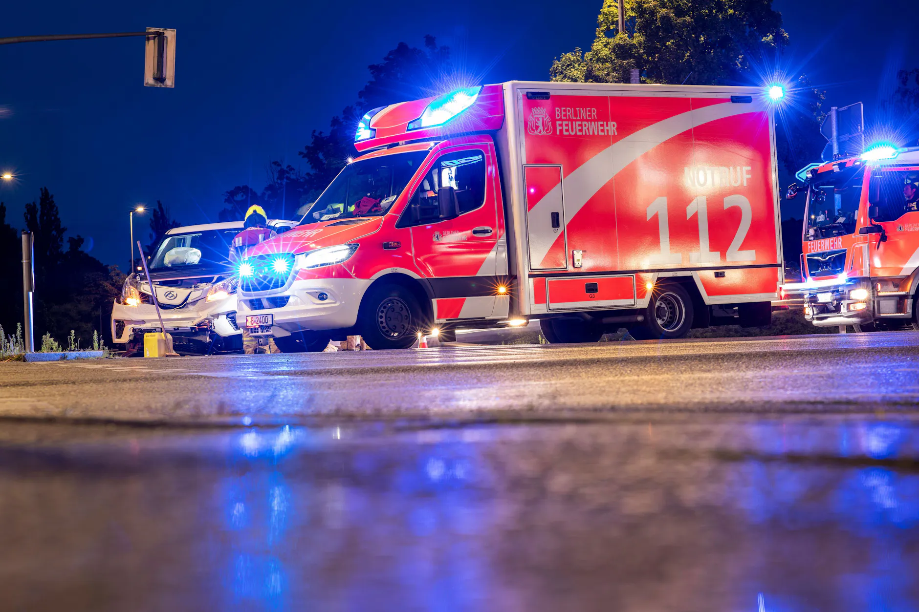 Rettungskräfte im Einsatz nach Verkehrsunfall. (Symbolfoto) 2025 sind bereits 19 Menschen im Berliner Verkehr gestorben. DAS ist der Grund, warum ältere Menschen besonders gefährdet sind.