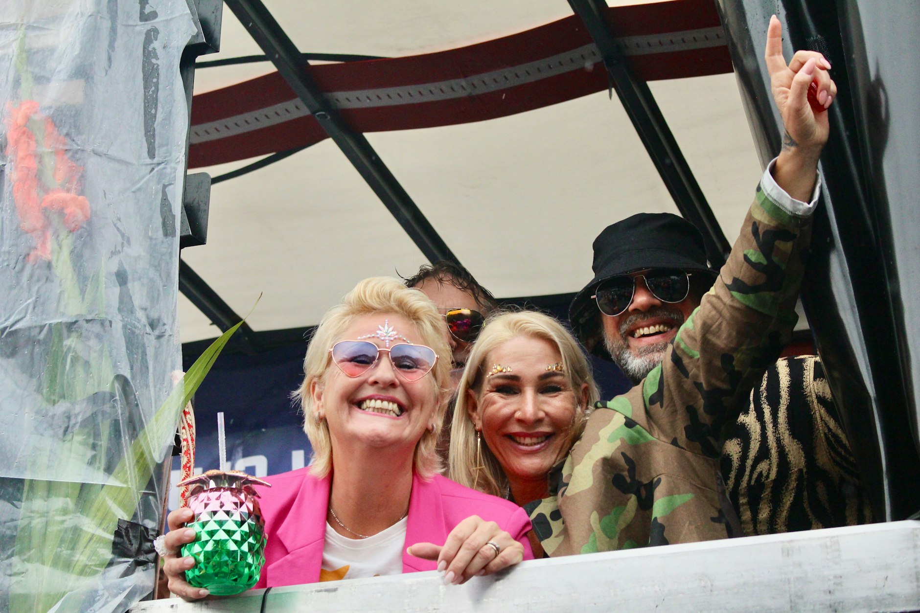 Tausende Menschen tanzen auf der Straße des 17. Juni zwischen dem Brandenburger Tor und Siegessäule.