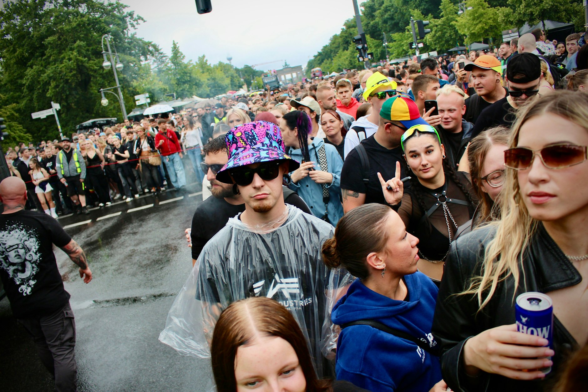Hier tanzen Menschen für die Liebe zur elektronischen Musik. Für Freiheit. Für Sichtbarkeit. Obwohl es regnet.