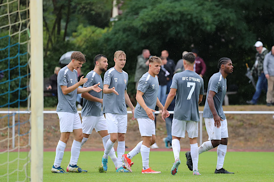 Die Spieler des BFC Dynamo feiern das 1:0 durch Rufat Dadashov im Test in Stahnsdorf.