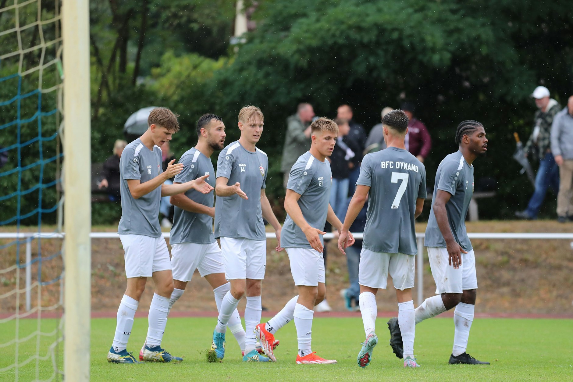 Die Spieler des BFC Dynamo feiern das 1:0 durch Rufat Dadashov im Test in Stahnsdorf.