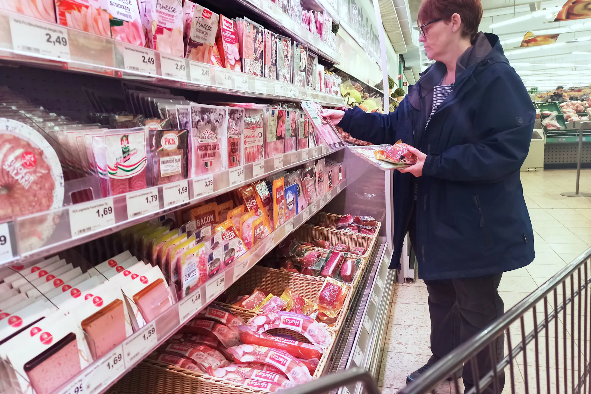 Der genaue Blick auf das Kleingedruckte hilft meist auch nicht dabei, zu erkennen, bei welchen Produkten getrickst wurde. Wer hat schon die alte Rezeptur im Kopf ...