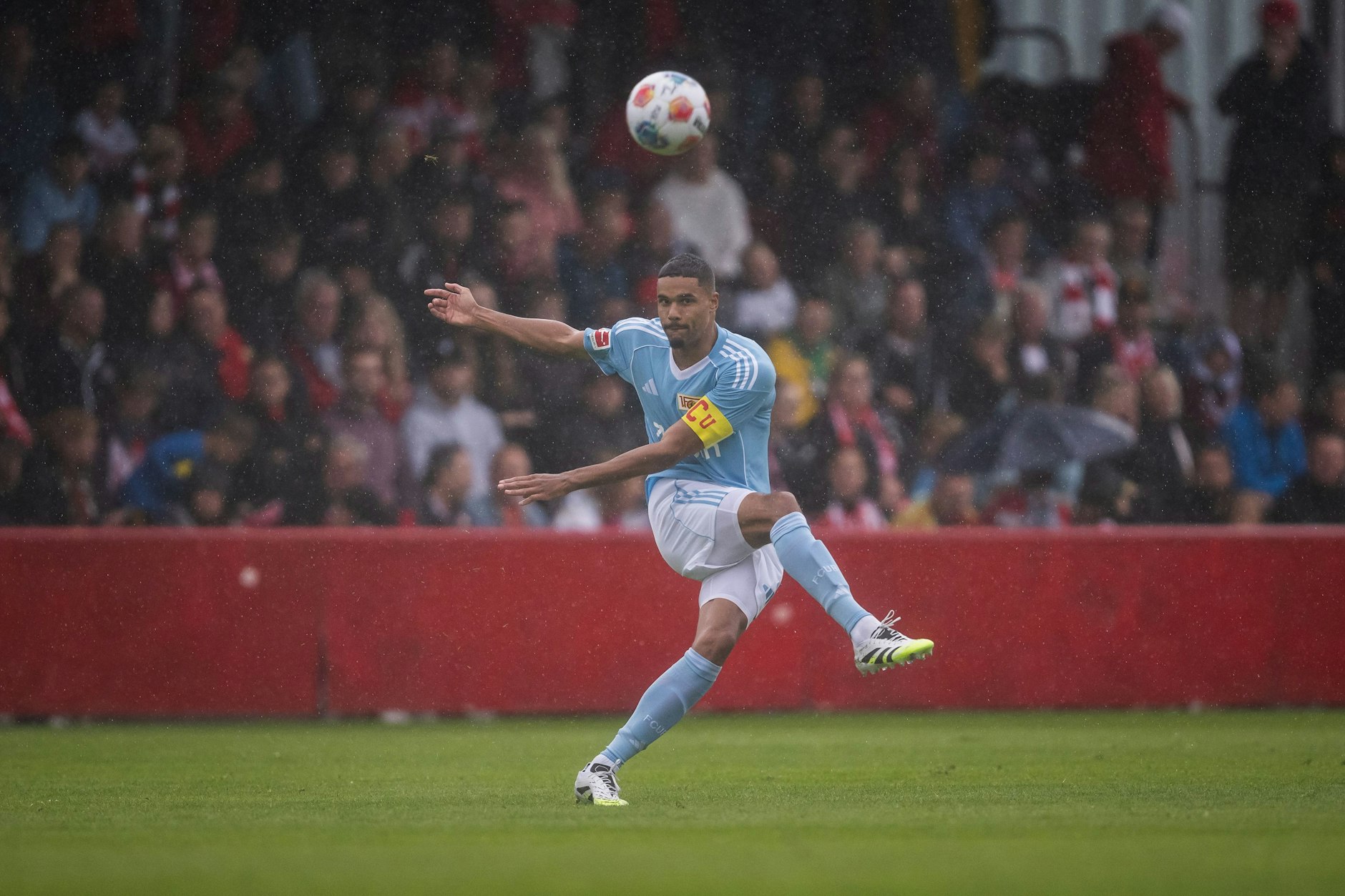 Nicht nur die Kapitänsbinde, sondern auch das himmelblaue Trikot des 1. FC Union Berlin trug Danilho Doekhi im Test beim Brandenburger SC Süd 05. Aber wie lange noch?