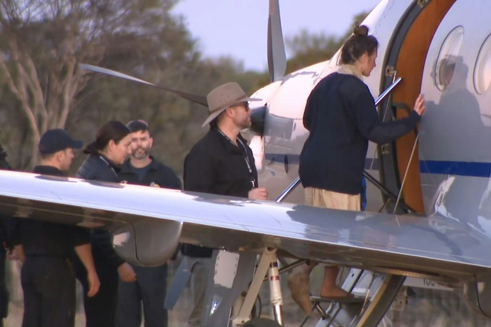 Nach ihrer Rettung: Ein Screenshot aus einem ABC-Fernsehvideo zeigt Carolina Wilga (re.) beim Einsteigen in ein Flugzeug. 